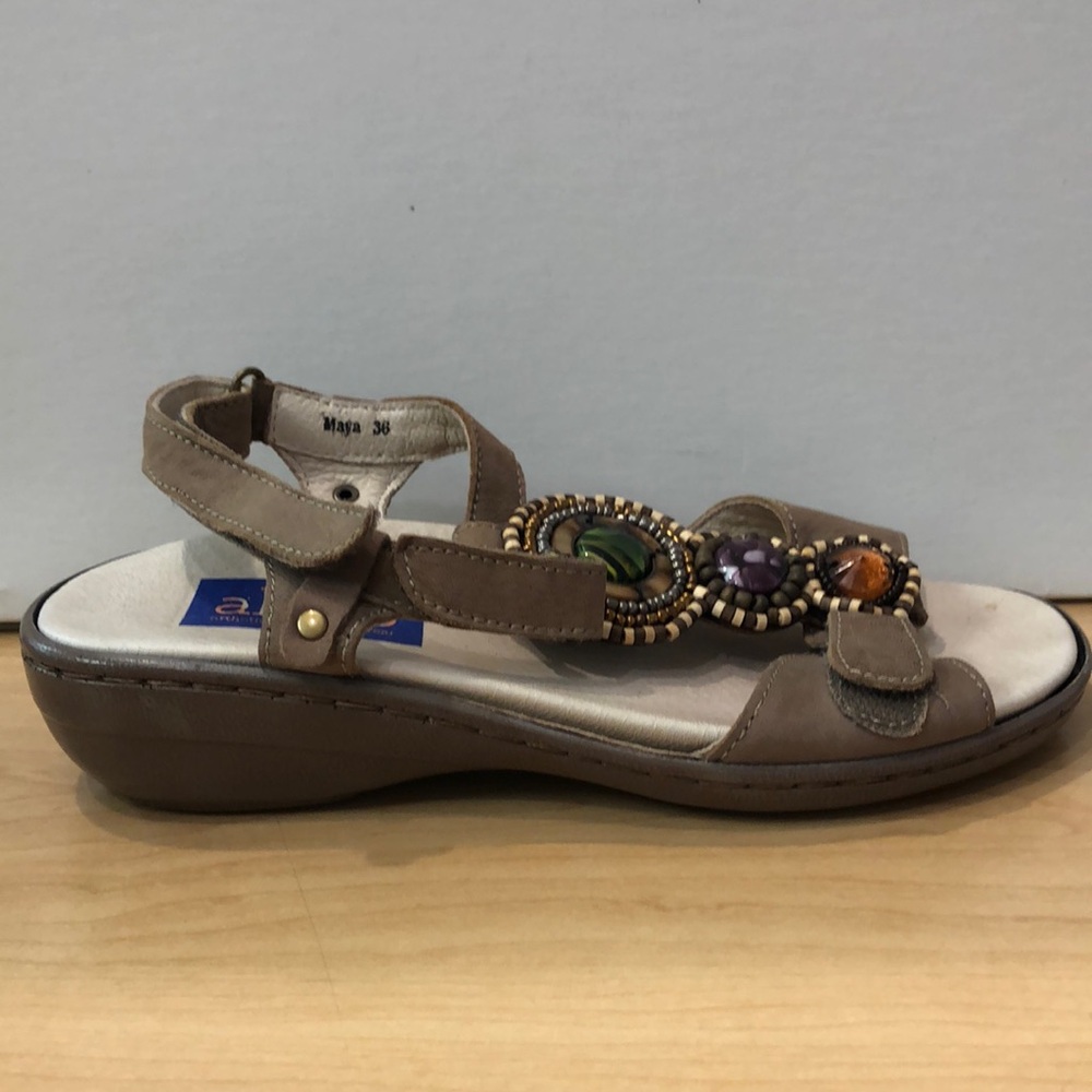 alivio Women's Beaded Sandals